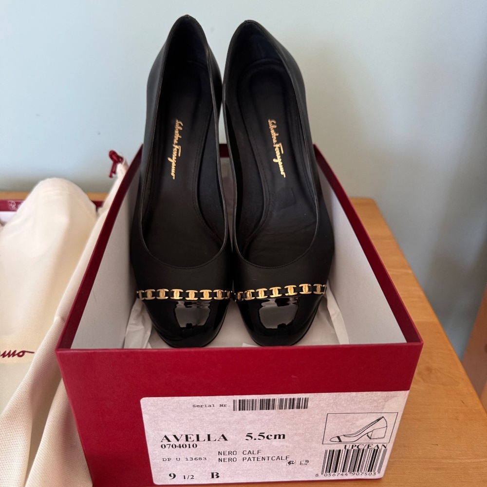 FERRAGAMO AVELLA BLACK LEATHER GOLD GANCINI CHAIN PATENT CAP TOE PUMPS 9.5 B